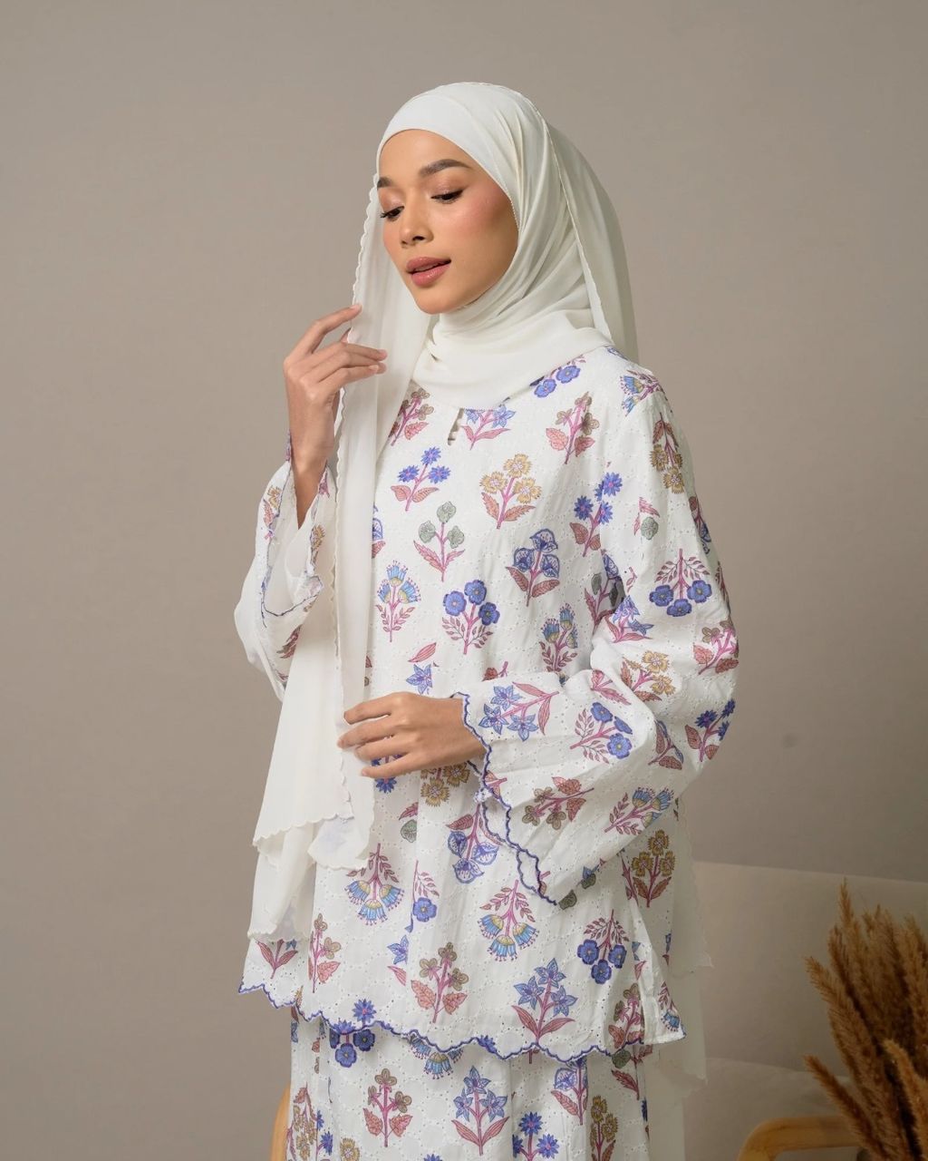 haura-wear-mayang-skirt-set-sulam-embroidery-pario-klasik-tradisional-mini kebaya-fabrik eyelet-raya-muslimah-long-sleeve-baju-skirt-kain-perempuan-baju-sepasang (14)