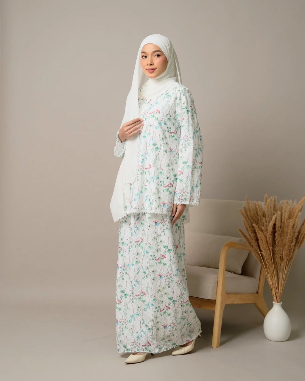 haura-wear-seri-skirt-set-sulam-embroidery-pario-klasik-tradisional-mini kebaya-fabrik eyelet-raya-muslimah-long-sleeve-baju-skirt-kain-perempuan-baju-sepasang (2)