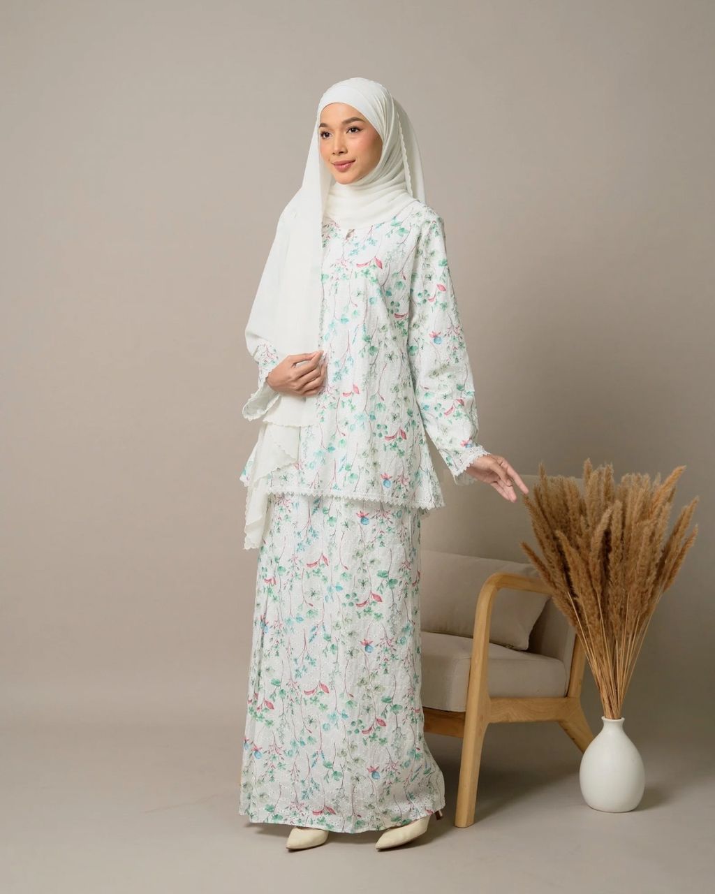 haura-wear-seri-skirt-set-sulam-embroidery-pario-klasik-tradisional-mini kebaya-fabrik eyelet-raya-muslimah-long-sleeve-baju-skirt-kain-perempuan-baju-sepasang (1)