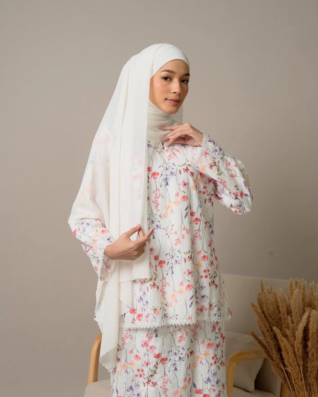 haura-wear-seri-skirt-set-sulam-embroidery-pario-klasik-tradisional-mini kebaya-fabrik eyelet-raya-muslimah-long-sleeve-baju-skirt-kain-perempuan-baju-sepasang (11)