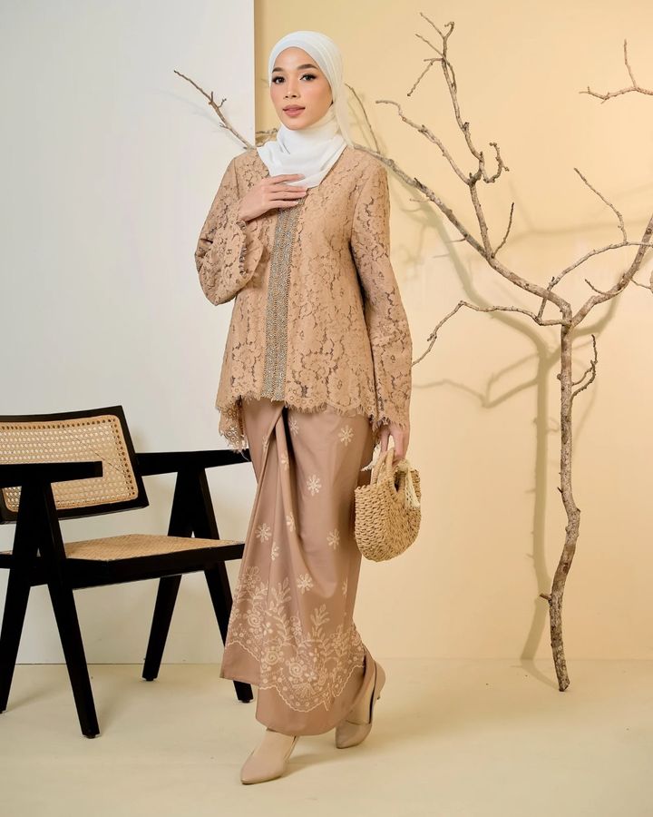 haura-wear-lesti-skirt-set-sulam-embroidery-pario-klasik-tradisional-mini kebaya-fabrik eyelet-raya-muslimah-long-sleeve-baju-skirt-kain-perempuan-baju-sepasang (13)