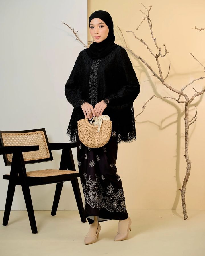 haura-wear-lesti-skirt-set-sulam-embroidery-pario-klasik-tradisional-mini kebaya-fabrik eyelet-raya-muslimah-long-sleeve-baju-skirt-kain-perempuan-baju-sepasang (16)