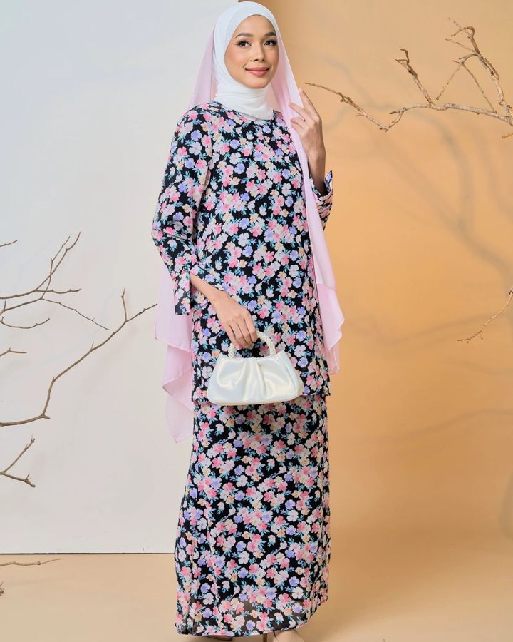 haura-wear-citra-skirt-set-sulam-embroidery-pario-klasik-tradisional-mini kebaya-fabrik eyelet-raya-muslimah-long-sleeve-baju-skirt-kain-perempuan-baju-sepasang (11)