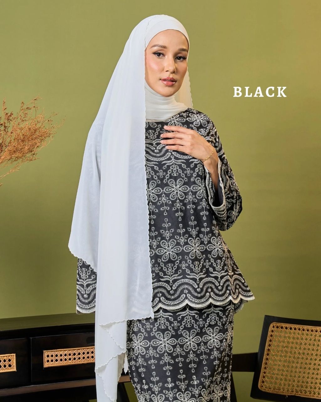 haura-wear-irsa-skirt-set-sulam-embroidery-pario-klasik-tradisional-mini kebaya-fabrik eyelet-raya-muslimah-long-sleeve-baju-skirt-kain-perempuan-baju-sepasang (4)