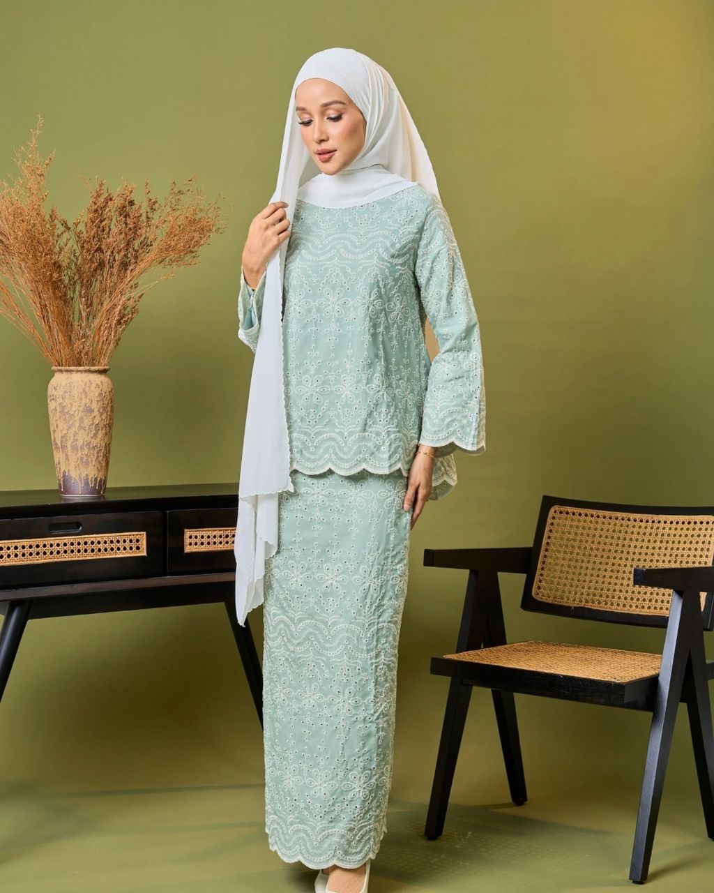 haura-wear-irsa-skirt-set-sulam-embroidery-pario-klasik-tradisional-mini kebaya-fabrik eyelet-raya-muslimah-long-sleeve-baju-skirt-kain-perempuan-baju-sepasang (10)