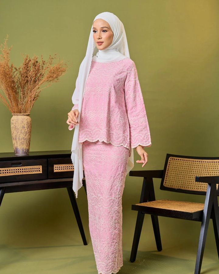 haura-wear-irsa-skirt-set-sulam-embroidery-pario-klasik-tradisional-mini kebaya-fabrik eyelet-raya-muslimah-long-sleeve-baju-skirt-kain-perempuan-baju-sepasang (11)