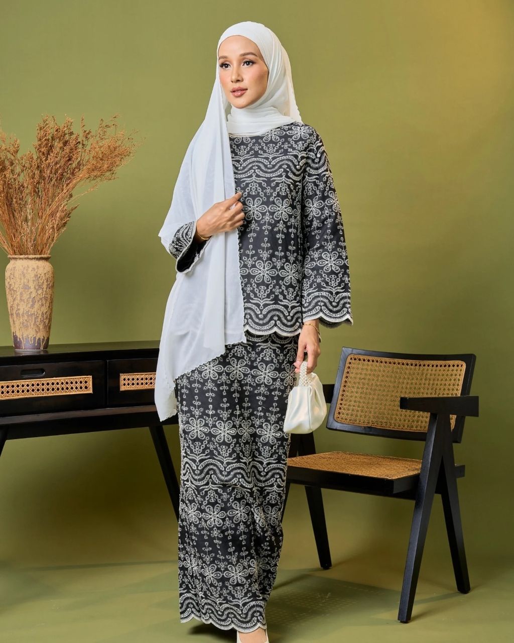 haura-wear-irsa-skirt-set-sulam-embroidery-pario-klasik-tradisional-mini kebaya-fabrik eyelet-raya-muslimah-long-sleeve-baju-skirt-kain-perempuan-baju-sepasang (13)