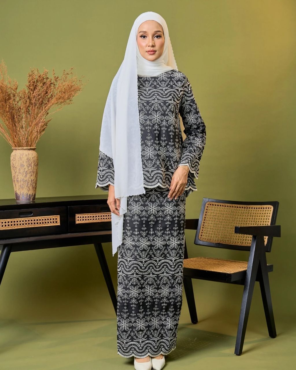 haura-wear-irsa-skirt-set-sulam-embroidery-pario-klasik-tradisional-mini kebaya-fabrik eyelet-raya-muslimah-long-sleeve-baju-skirt-kain-perempuan-baju-sepasang (9)