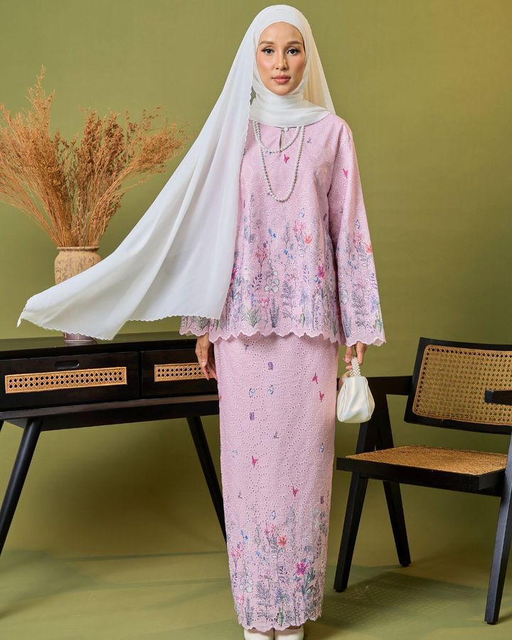 haura-wear-trisha-skirt-set-sulam-embroidery-pario-klasik-tradisional-mini kebaya-fabrik eyelet-raya-muslimah-long-sleeve-baju-skirt-kain-perempuan-baju-sepasang (7)