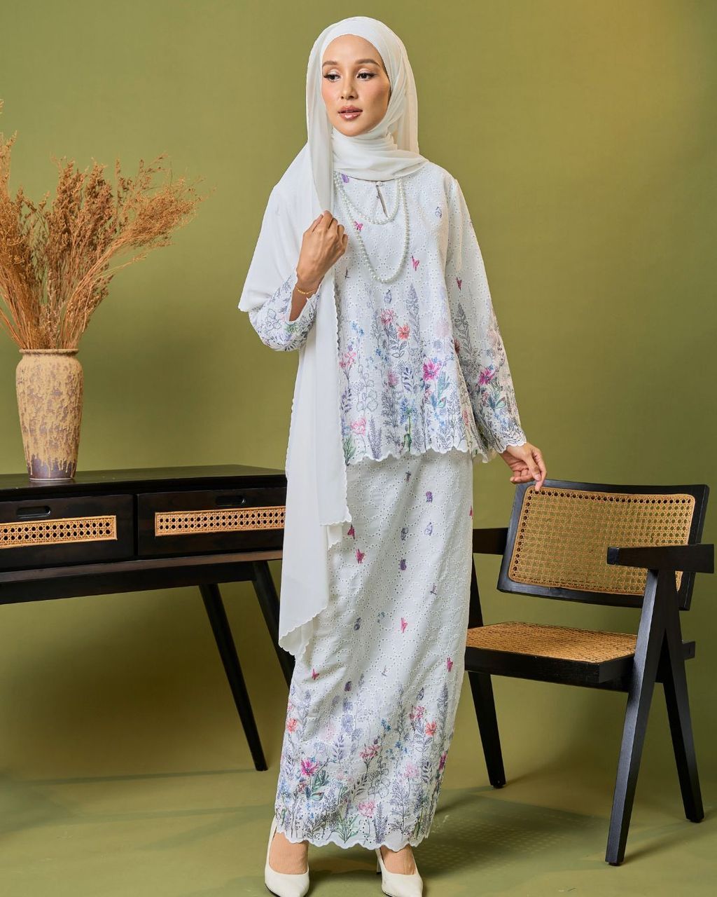 haura-wear-trisha-skirt-set-sulam-embroidery-pario-klasik-tradisional-mini kebaya-fabrik eyelet-raya-muslimah-long-sleeve-baju-skirt-kain-perempuan-baju-sepasang (2)