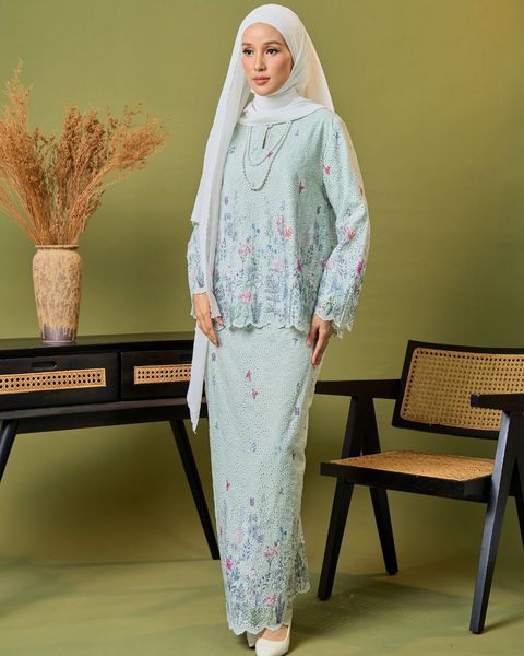 haura-wear-trisha-skirt-set-sulam-embroidery-pario-klasik-tradisional-mini kebaya-fabrik eyelet-raya-muslimah-long-sleeve-baju-skirt-kain-perempuan-baju-sepasang (16)
