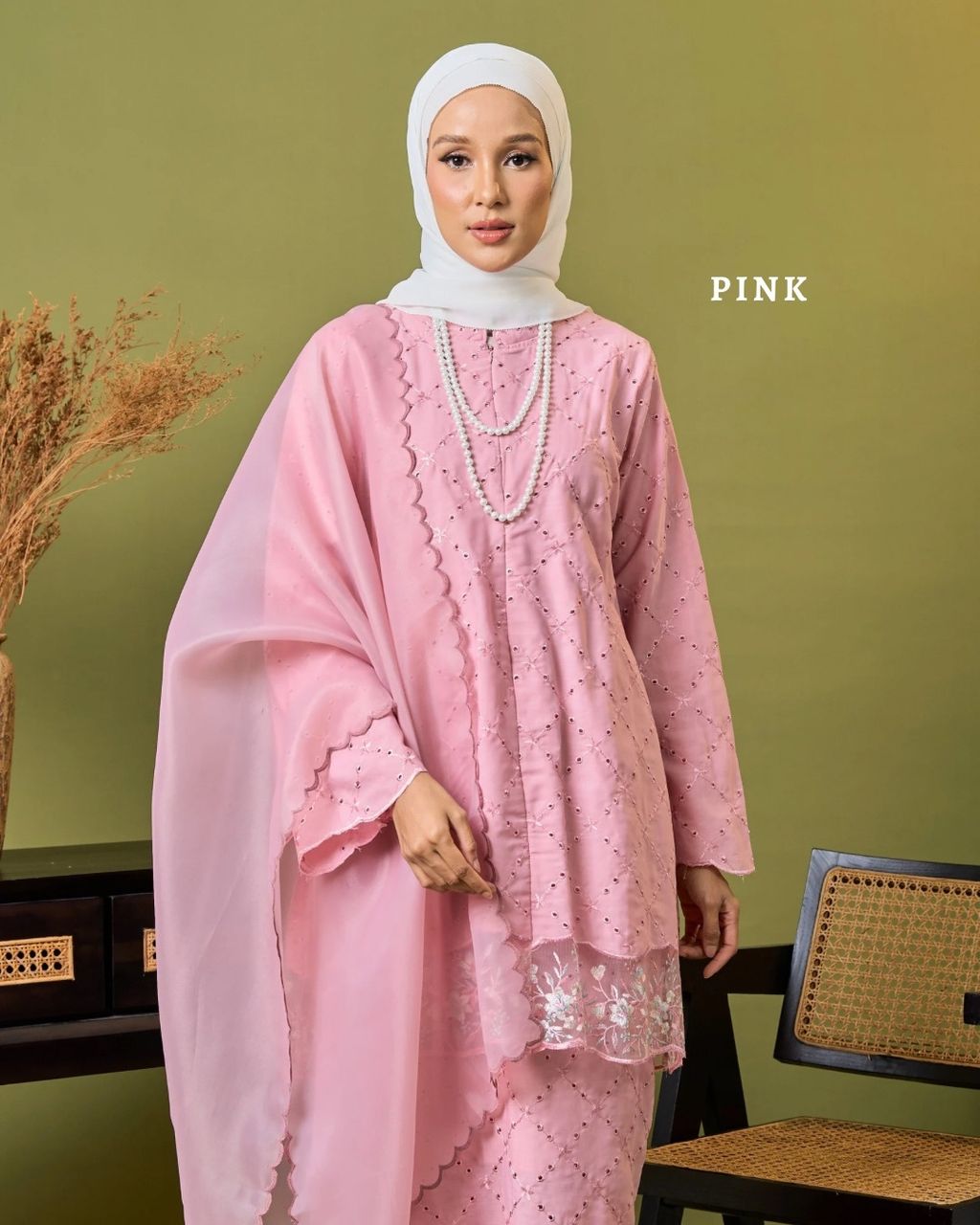 haura-wear-rossa-skirt-set-sulam-embroidery-pario-klasik-tradisional-mini kebaya-fabrik eyelet-raya-muslimah-long-sleeve-baju-skirt-kain-perempuan-baju-sepasang (4)