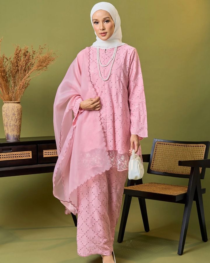 haura-wear-rossa-skirt-set-sulam-embroidery-pario-klasik-tradisional-mini kebaya-fabrik eyelet-raya-muslimah-long-sleeve-baju-skirt-kain-perempuan-baju-sepasang (5)