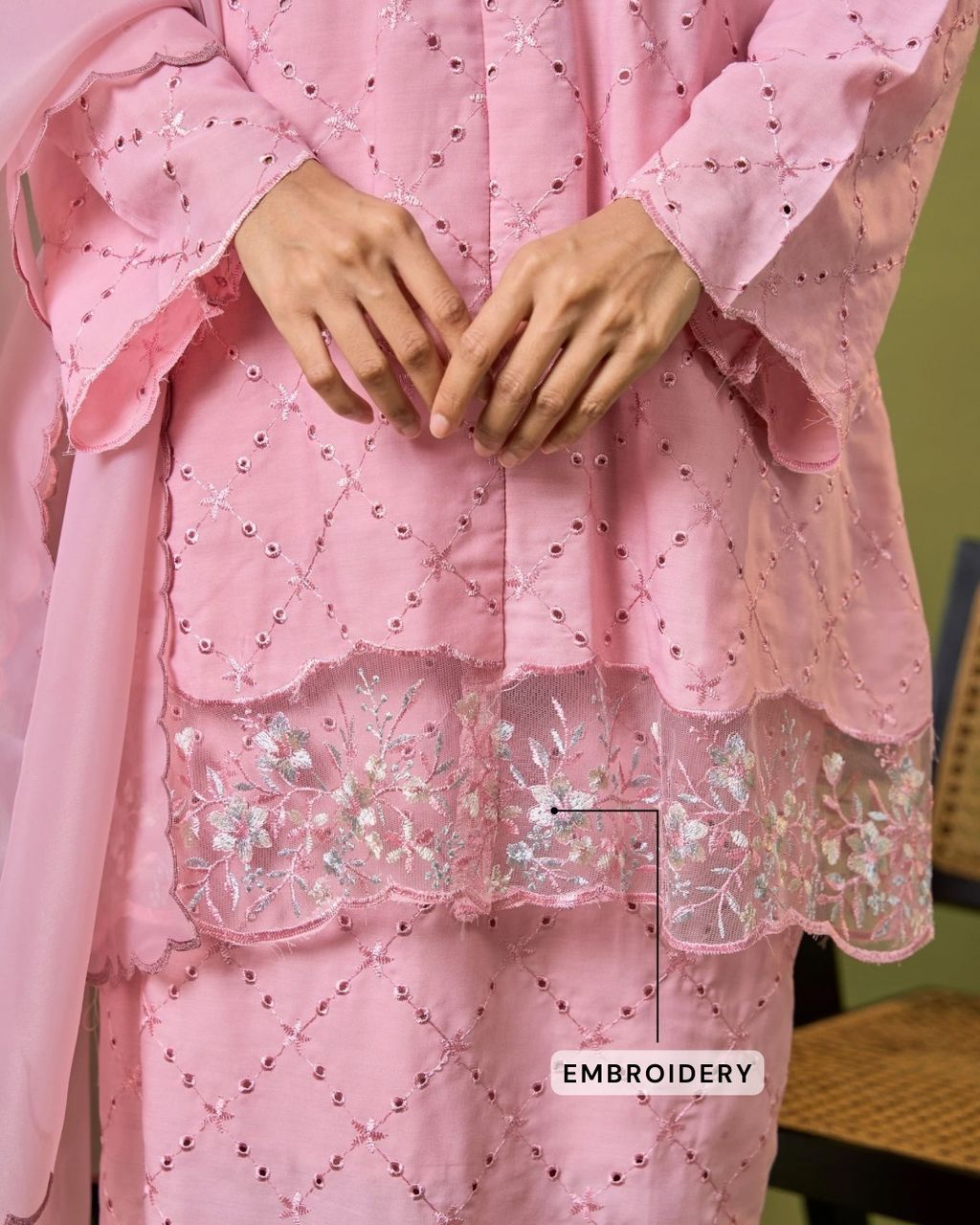 haura-wear-rossa-skirt-set-sulam-embroidery-pario-klasik-tradisional-mini kebaya-fabrik eyelet-raya-muslimah-long-sleeve-baju-skirt-kain-perempuan-baju-sepasang (7)