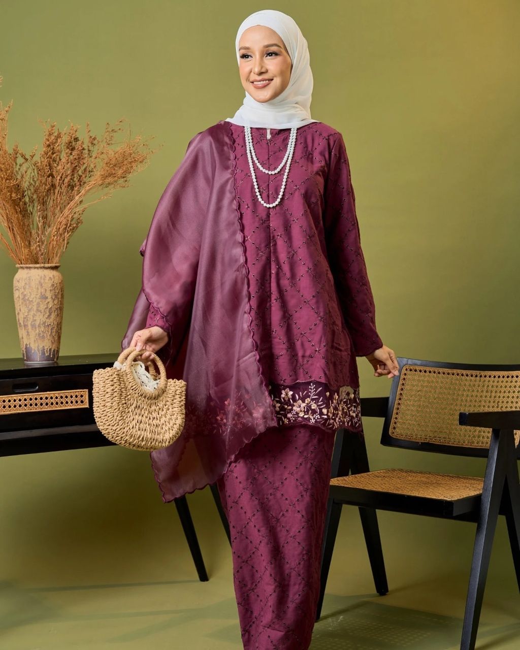 haura-wear-rossa-skirt-set-sulam-embroidery-pario-klasik-tradisional-mini kebaya-fabrik eyelet-raya-muslimah-long-sleeve-baju-skirt-kain-perempuan-baju-sepasang (13)