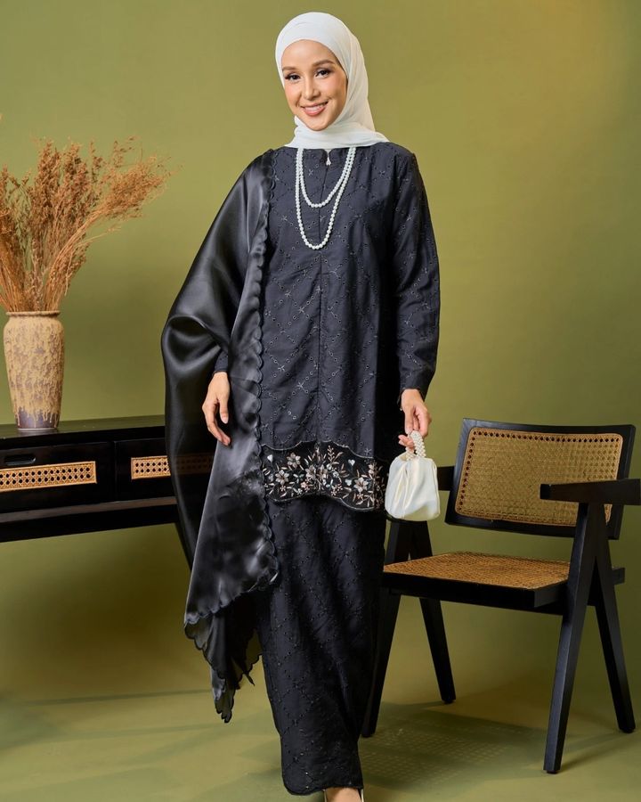 haura-wear-rossa-skirt-set-sulam-embroidery-pario-klasik-tradisional-mini kebaya-fabrik eyelet-raya-muslimah-long-sleeve-baju-skirt-kain-perempuan-baju-sepasang (15)
