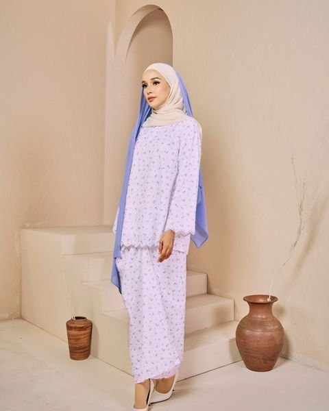 haura-wear-tasnim-skirt-set-sulam-embroidery-pario-klasik-tradisional-mini kebaya-fabrik eyelet-raya-muslimah-long-sleeve-baju-skirt-kain-perempuan-baju-sepasang (3)