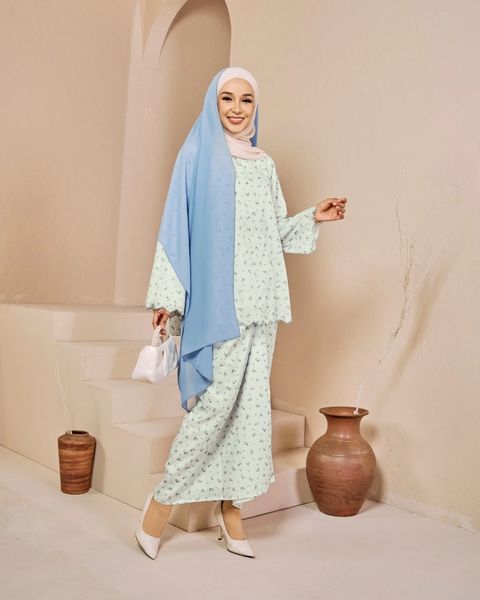 haura-wear-tasnim-skirt-set-sulam-embroidery-pario-klasik-tradisional-mini kebaya-fabrik eyelet-raya-muslimah-long-sleeve-baju-skirt-kain-perempuan-baju-sepasang (1)