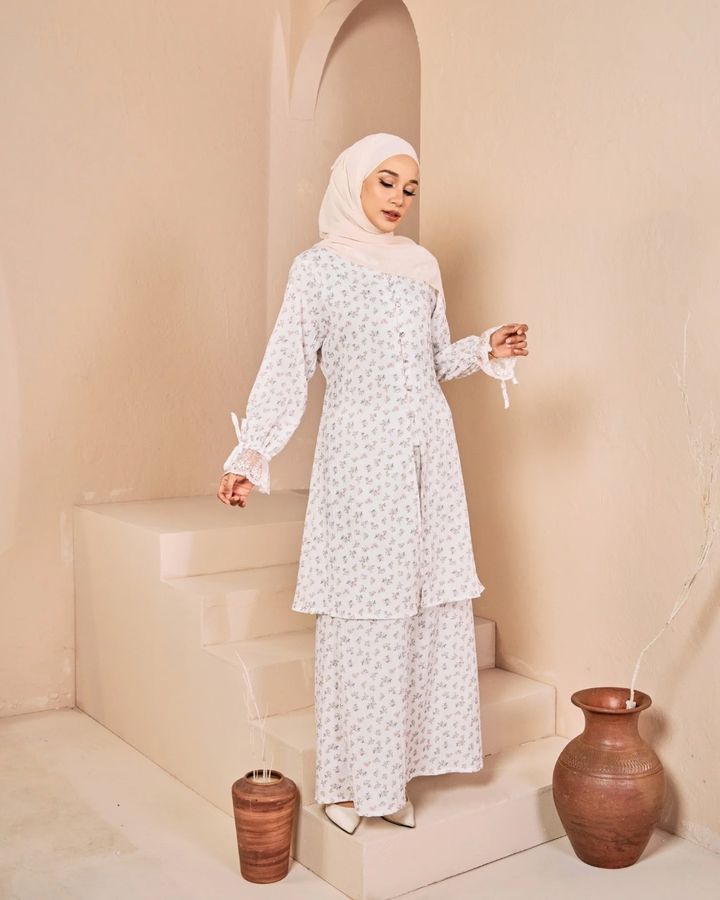 haura-wear-roselle-skirt-set-sulam-embroidery-pario-klasik-tradisional-mini kebaya-fabrik eyelet-raya-muslimah-long-sleeve-baju-skirt-kain-perempuan-baju-sepasang (11)