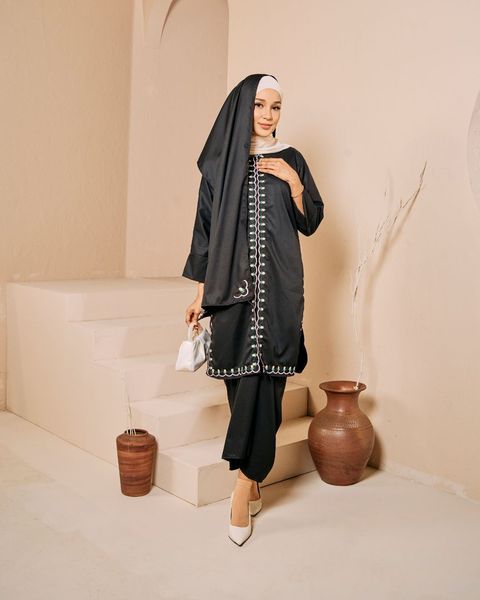 haura-wear-ratu-skirt-set-sulam-embroidery-pario-klasik-tradisional-mini kebaya-fabrik eyelet-raya-muslimah-long-sleeve-baju-skirt-kain-perempuan-baju-sepasang (4)