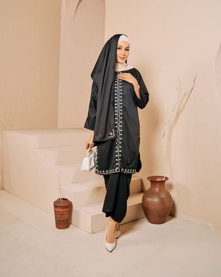 haura-wear-ratu-skirt-set-sulam-embroidery-pario-klasik-tradisional-mini kebaya-fabrik eyelet-raya-muslimah-long-sleeve-baju-skirt-kain-perempuan-baju-sepasang (4)