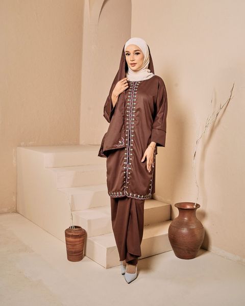 haura-wear-ratu-skirt-set-sulam-embroidery-pario-klasik-tradisional-mini kebaya-fabrik eyelet-raya-muslimah-long-sleeve-baju-skirt-kain-perempuan-baju-sepasang (13)