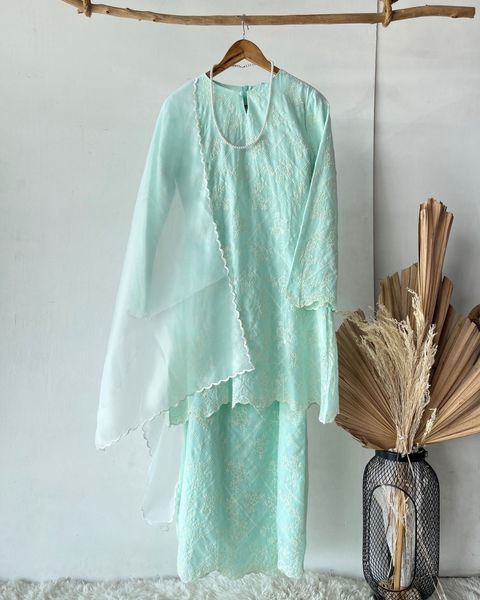 haura-wear-qamra-skirt-set-sulam-embroidery-pario-klasik-tradisional-mini kebaya-fabrik eyelet-raya-muslimah-long-sleeve-baju-skirt-kain-perempuan-baju-sepasang (5)