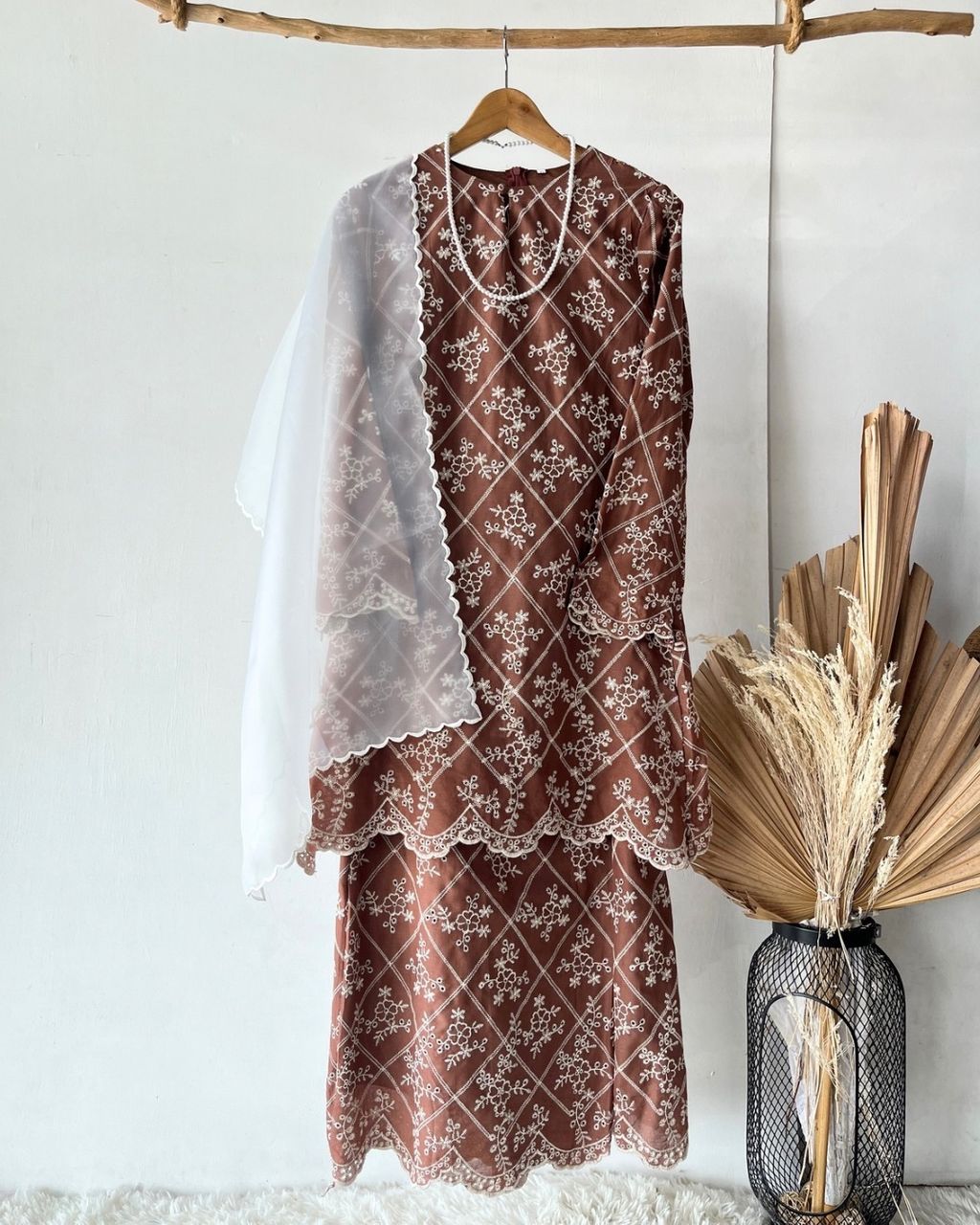 haura-wear-qamra-skirt-set-sulam-embroidery-pario-klasik-tradisional-mini kebaya-fabrik eyelet-raya-muslimah-long-sleeve-baju-skirt-kain-perempuan-baju-sepasang (7)