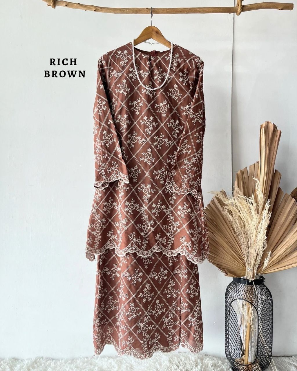 haura-wear-qamra-skirt-set-sulam-embroidery-pario-klasik-tradisional-mini kebaya-fabrik eyelet-raya-muslimah-long-sleeve-baju-skirt-kain-perempuan-baju-sepasang (8)