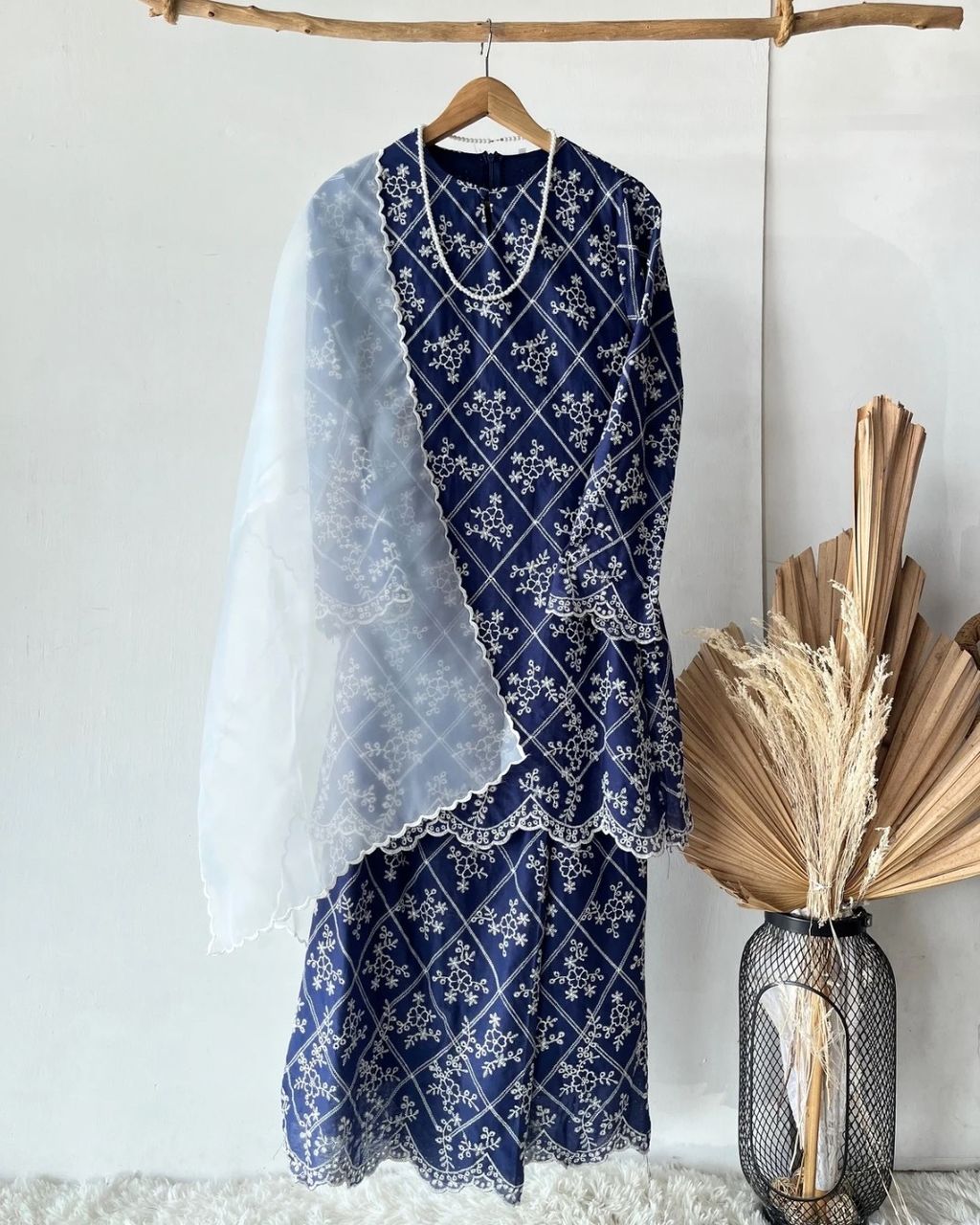 haura-wear-qamra-skirt-set-sulam-embroidery-pario-klasik-tradisional-mini kebaya-fabrik eyelet-raya-muslimah-long-sleeve-baju-skirt-kain-perempuan-baju-sepasang (13)
