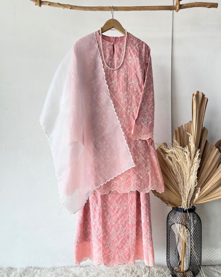 haura-wear-qamra-skirt-set-sulam-embroidery-pario-klasik-tradisional-mini kebaya-fabrik eyelet-raya-muslimah-long-sleeve-baju-skirt-kain-perempuan-baju-sepasang (15)