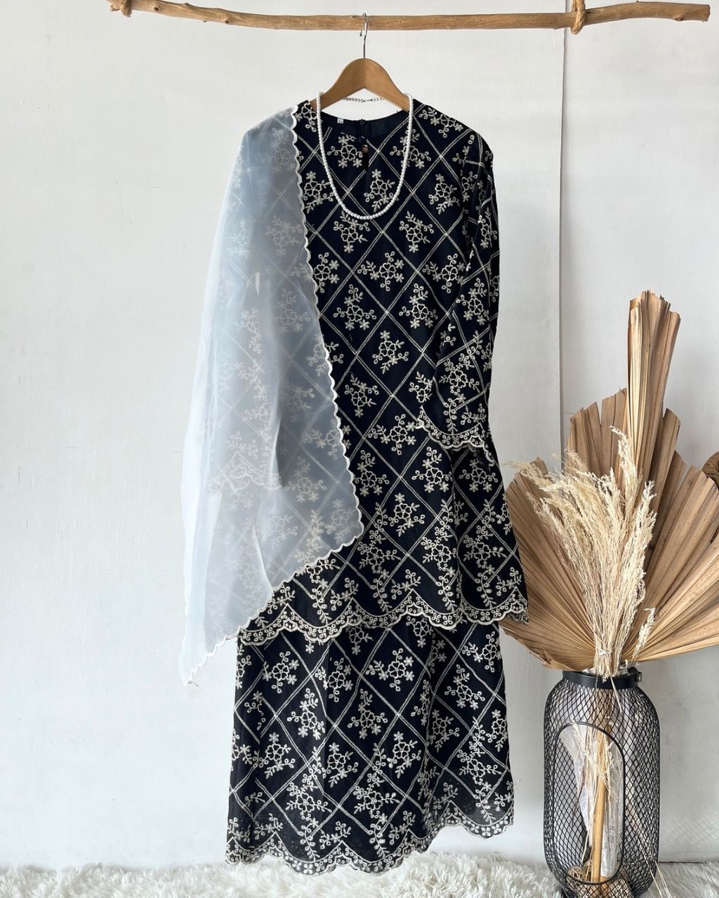 haura-wear-qamra-skirt-set-sulam-embroidery-pario-klasik-tradisional-mini kebaya-fabrik eyelet-raya-muslimah-long-sleeve-baju-skirt-kain-perempuan-baju-sepasang (19)