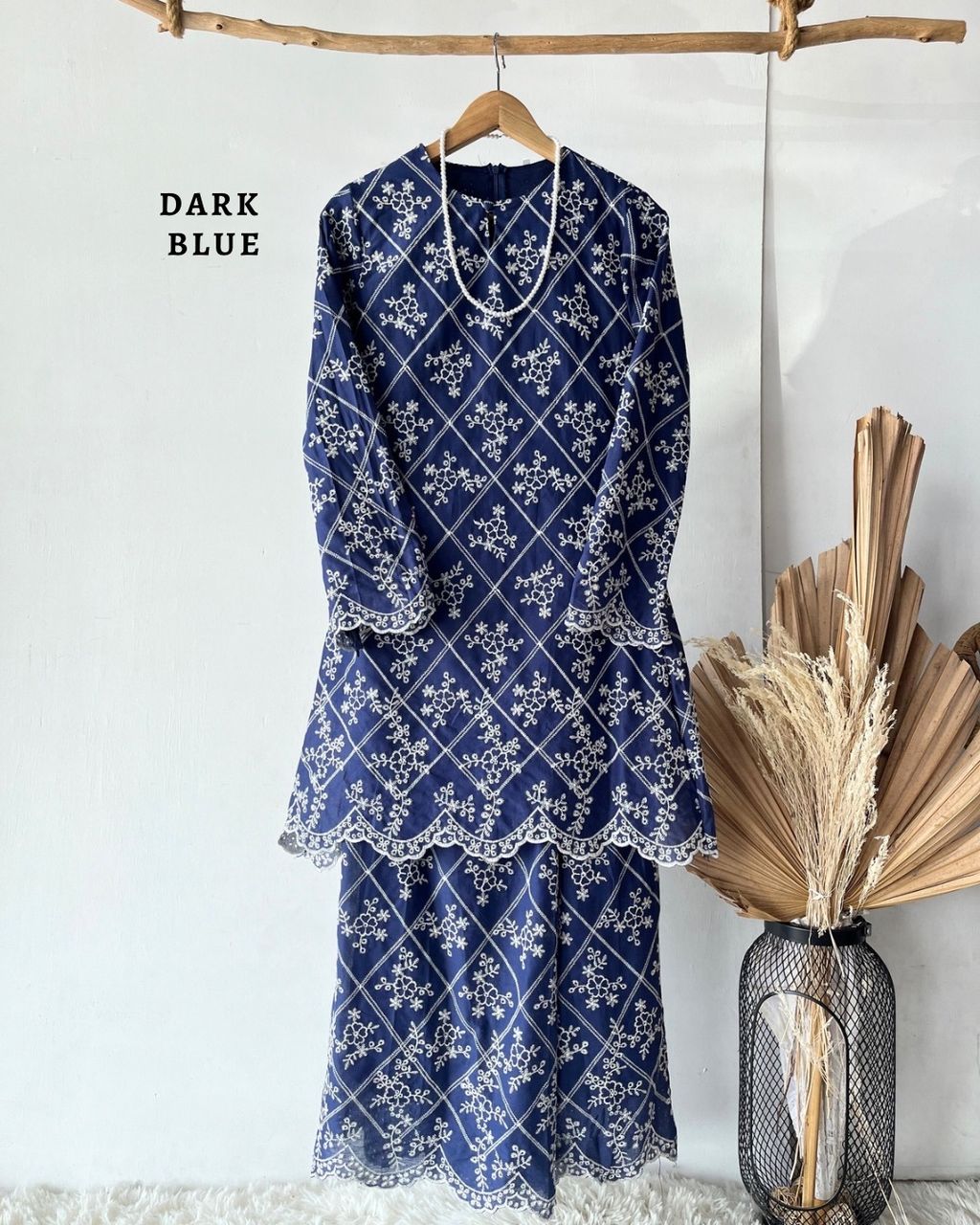 haura-wear-qamra-skirt-set-sulam-embroidery-pario-klasik-tradisional-mini kebaya-fabrik eyelet-raya-muslimah-long-sleeve-baju-skirt-kain-perempuan-baju-sepasang (14)