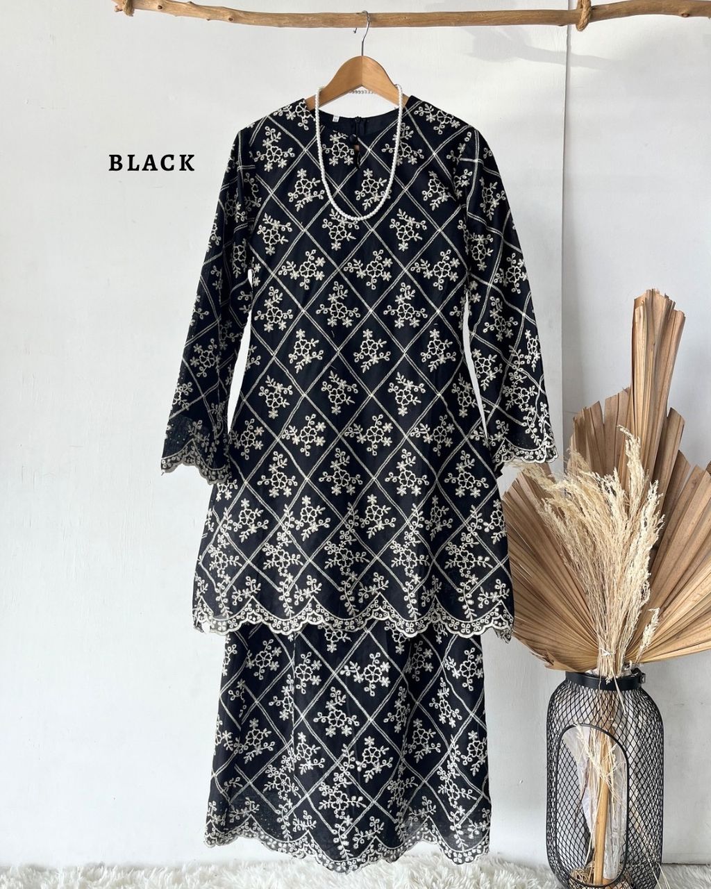 haura-wear-qamra-skirt-set-sulam-embroidery-pario-klasik-tradisional-mini kebaya-fabrik eyelet-raya-muslimah-long-sleeve-baju-skirt-kain-perempuan-baju-sepasang (20)