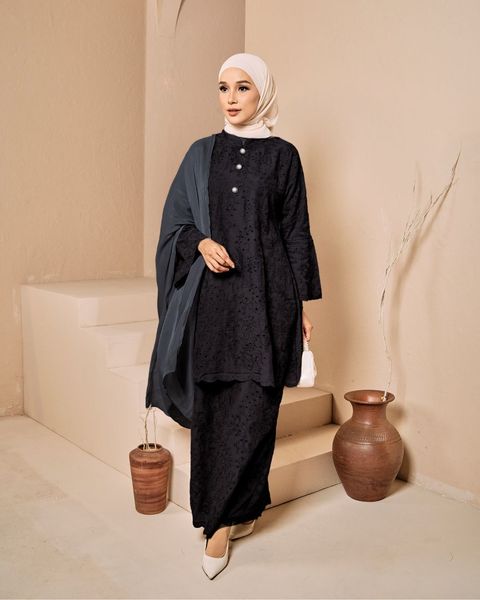 haura-wear-intan-skirt-set-sulam-embroidery-pario-klasik-tradisional-mini kebaya-fabrik eyelet-raya-muslimah-long-sleeve-baju-skirt-kain-perempuan-baju-sepasang (3)