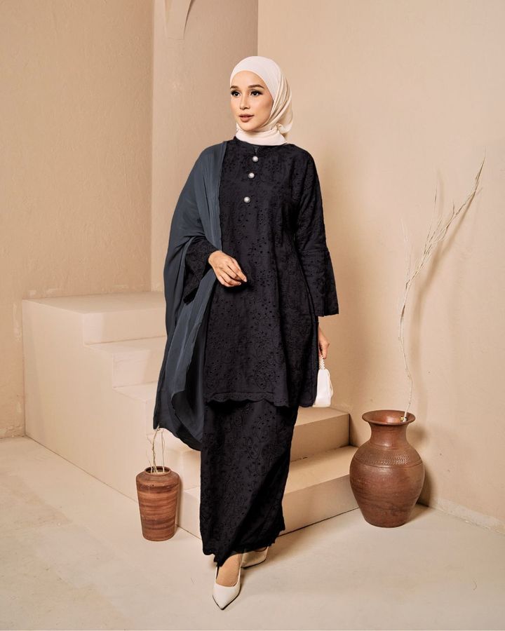 haura-wear-intan-skirt-set-sulam-embroidery-pario-klasik-tradisional-mini kebaya-fabrik eyelet-raya-muslimah-long-sleeve-baju-skirt-kain-perempuan-baju-sepasang (3)