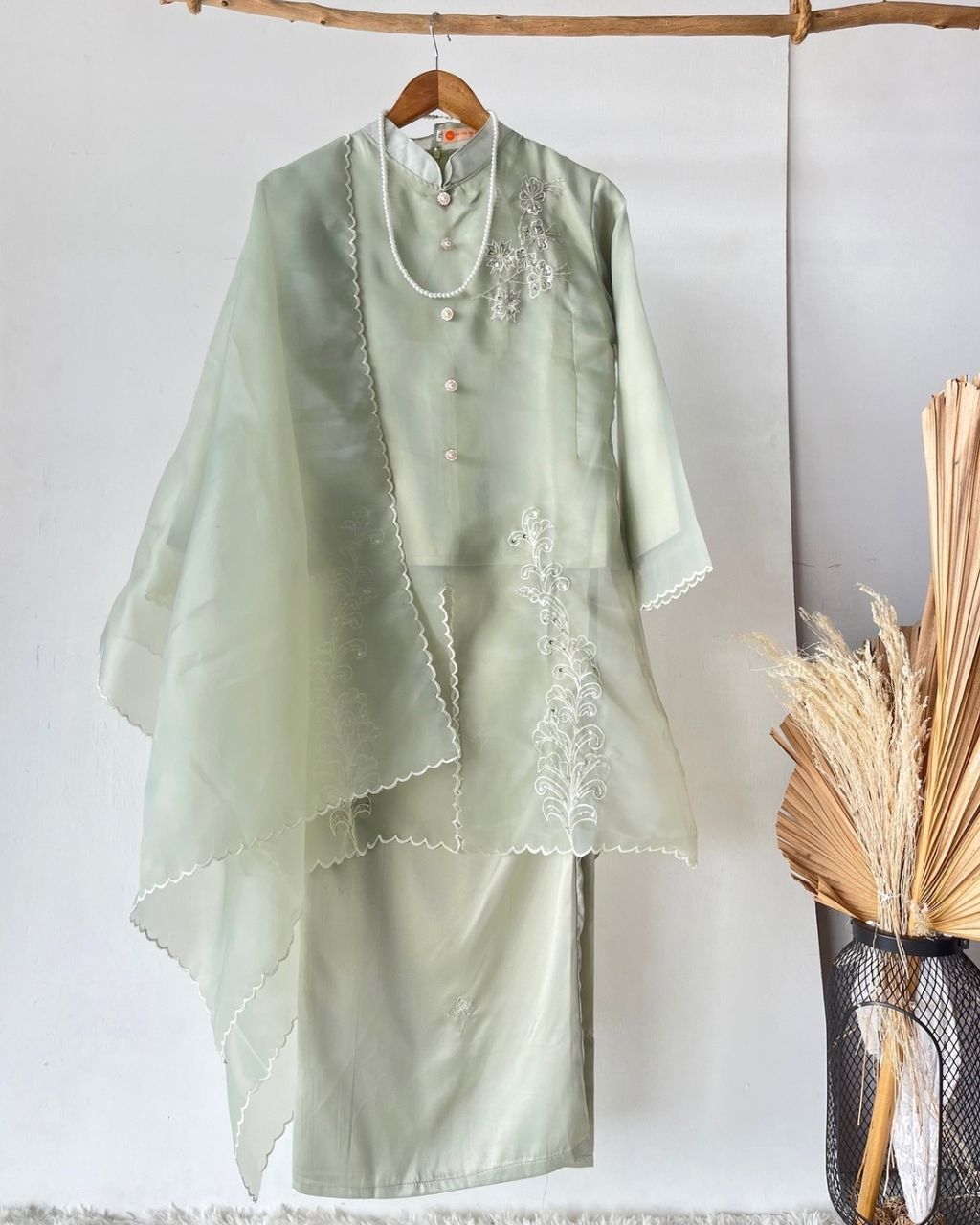haura-wear-putri-skirt-set-sulam-embroidery-pario-klasik-tradisional-mini kebaya-fabrik eyelet-raya-muslimah-long-sleeve-baju-skirt-kain-perempuan-baju-sepasang (1)