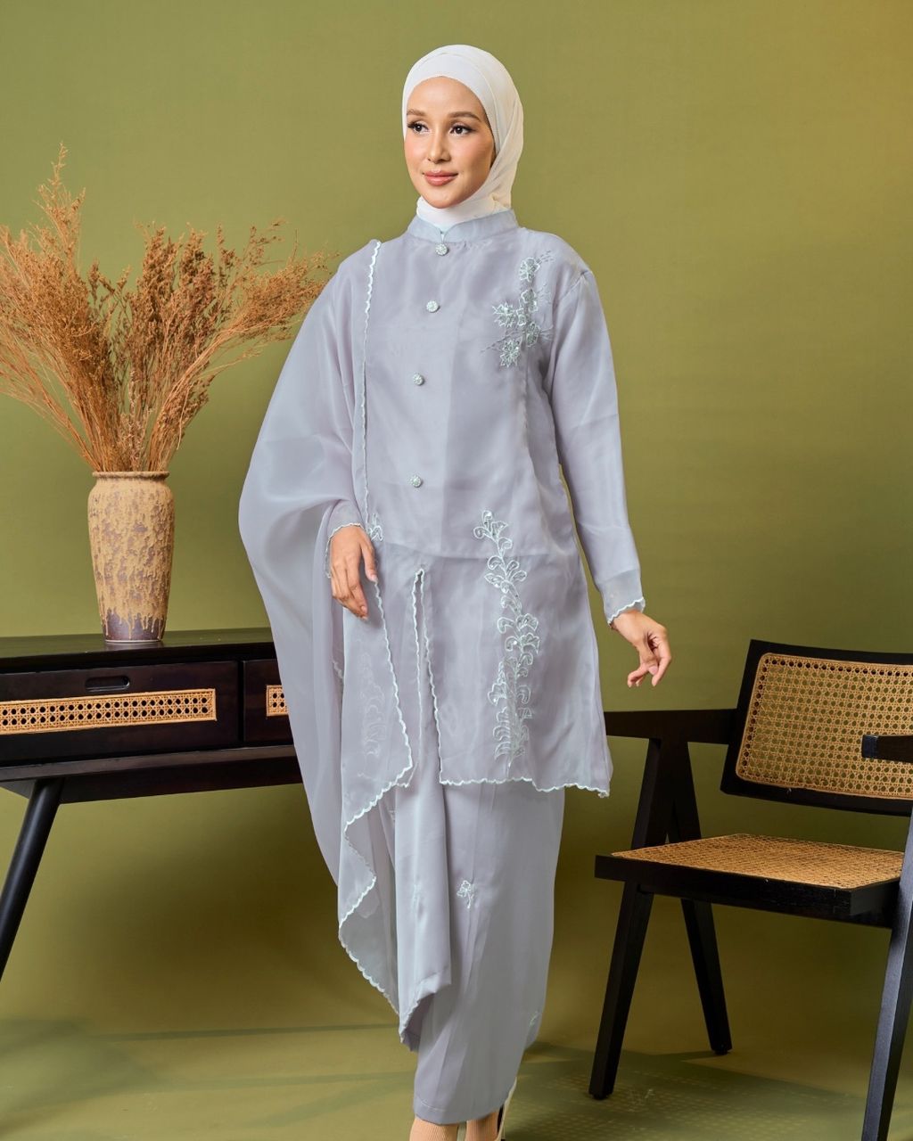 haura-wear-putri-skirt-set-sulam-embroidery-pario-klasik-tradisional-mini kebaya-fabrik eyelet-raya-muslimah-long-sleeve-baju-skirt-kain-perempuan-baju-sepasang (9)