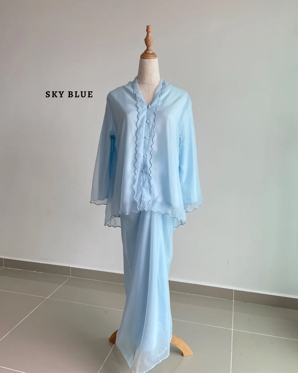 haura-wear-rayya-skirt-set-sulam-embroidery-pario-klasik-tradisional-mini kebaya-fabrik eyelet-raya-muslimah-long-sleeve-baju-skirt-kain-perempuan-baju-sepasang (4)