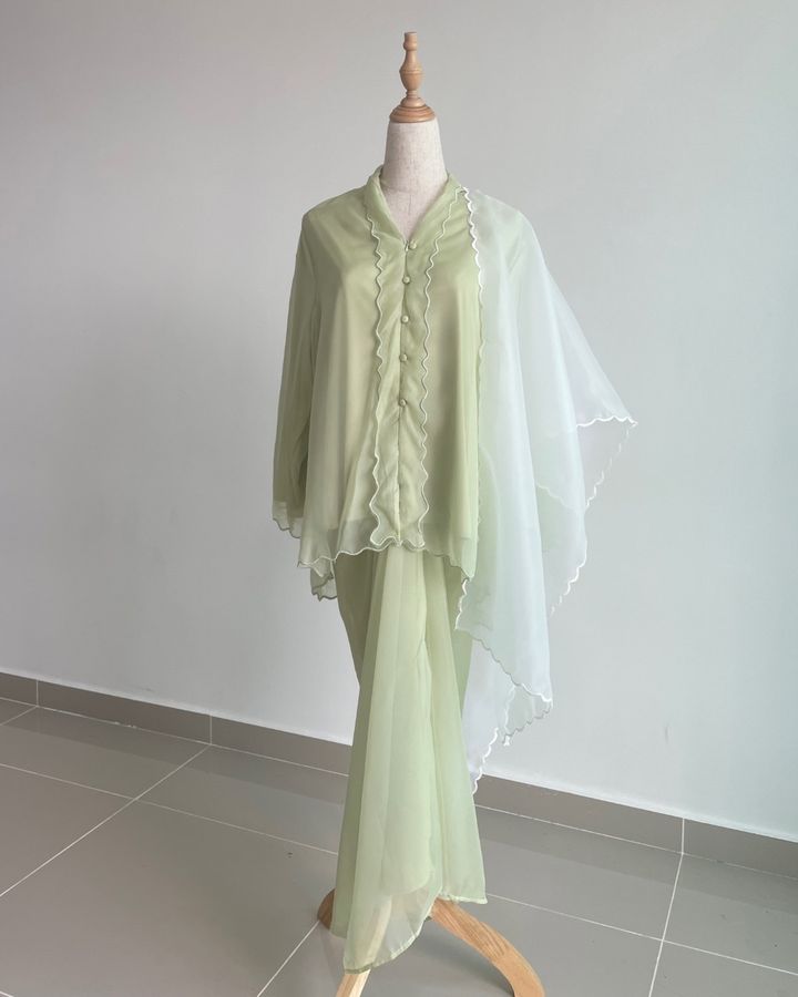 haura-wear-rayya-skirt-set-sulam-embroidery-pario-klasik-tradisional-mini kebaya-fabrik eyelet-raya-muslimah-long-sleeve-baju-skirt-kain-perempuan-baju-sepasang (10)