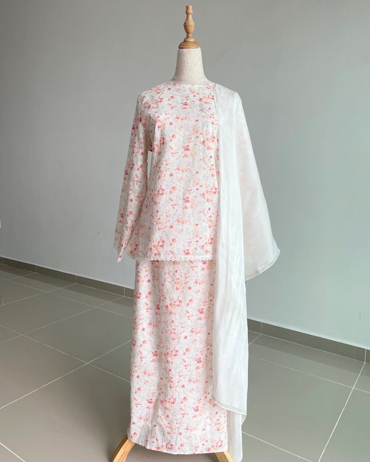 haura-wear-adra-skirt-set-sulam-embroidery-pario-klasik-tradisional-mini kebaya-fabrik eyelet-raya-muslimah-long-sleeve-baju-skirt-kain-perempuan-baju-sepasang (2)