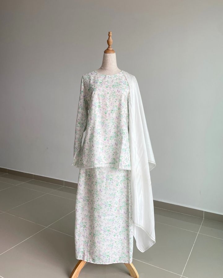haura-wear-adra-skirt-set-sulam-embroidery-pario-klasik-tradisional-mini kebaya-fabrik eyelet-raya-muslimah-long-sleeve-baju-skirt-kain-perempuan-baju-sepasang (6)