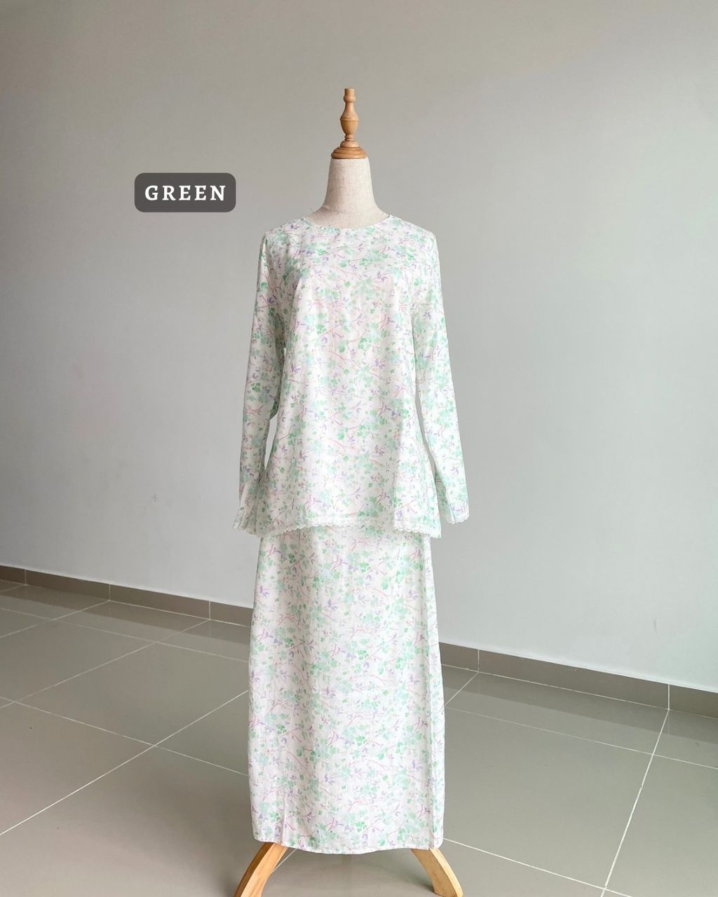 haura-wear-adra-skirt-set-sulam-embroidery-pario-klasik-tradisional-mini kebaya-fabrik eyelet-raya-muslimah-long-sleeve-baju-skirt-kain-perempuan-baju-sepasang (5)