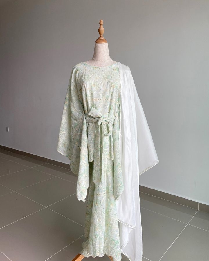 haura-wear-jazlyn-skirt-set-sulam-embroidery-pario-klasik-tradisional-mini kebaya-fabrik eyelet-raya-muslimah-long-sleeve-baju-skirt-kain-perempuan-baju-sepasang (4)