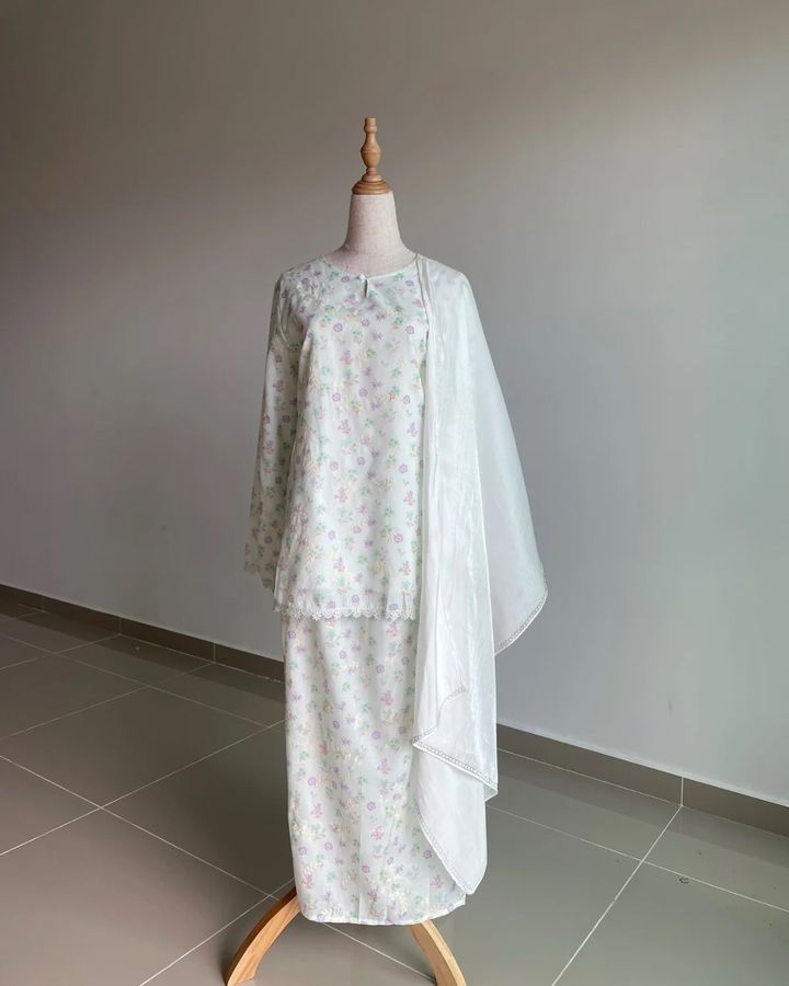 haura-wear-farha-skirt-set-sulam-embroidery-pario-klasik-tradisional-mini kebaya-fabrik eyelet-raya-muslimah-long-sleeve-baju-skirt-kain-perempuan-baju-sepasang (7)