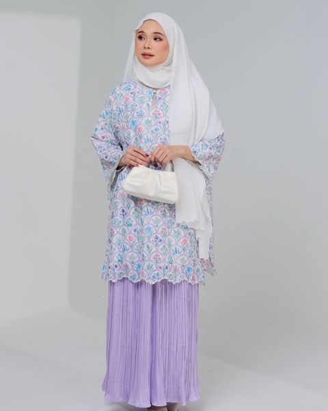 haura-wear-bulan-skirt-set-sulam-embroidery-pario-klasik-tradisional-mini kebaya-fabrik eyelet-raya-muslimah-long-sleeve-baju-skirt-kain-perempuan-baju-sepasang (2)