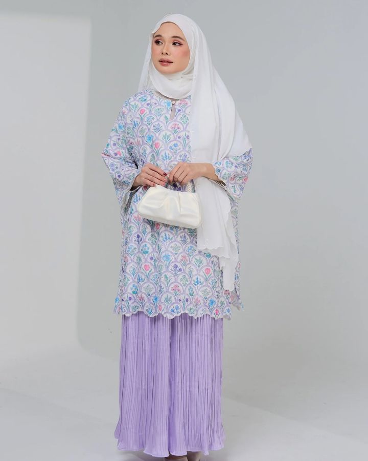 haura-wear-bulan-skirt-set-sulam-embroidery-pario-klasik-tradisional-mini kebaya-fabrik eyelet-raya-muslimah-long-sleeve-baju-skirt-kain-perempuan-baju-sepasang (2)