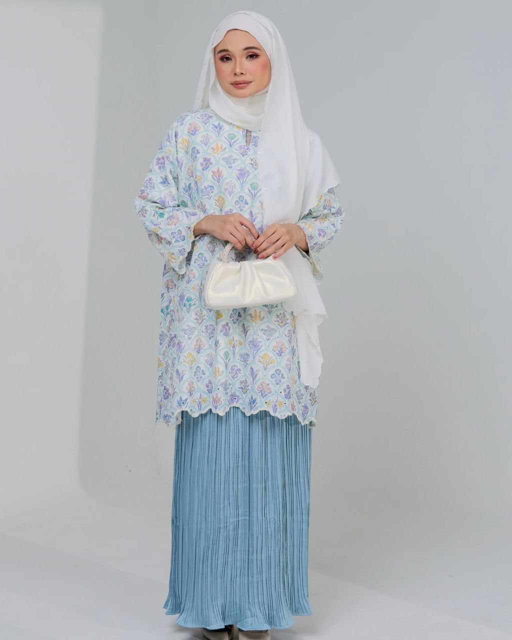 haura-wear-bulan-skirt-set-sulam-embroidery-pario-klasik-tradisional-mini kebaya-fabrik eyelet-raya-muslimah-long-sleeve-baju-skirt-kain-perempuan-baju-sepasang (8)