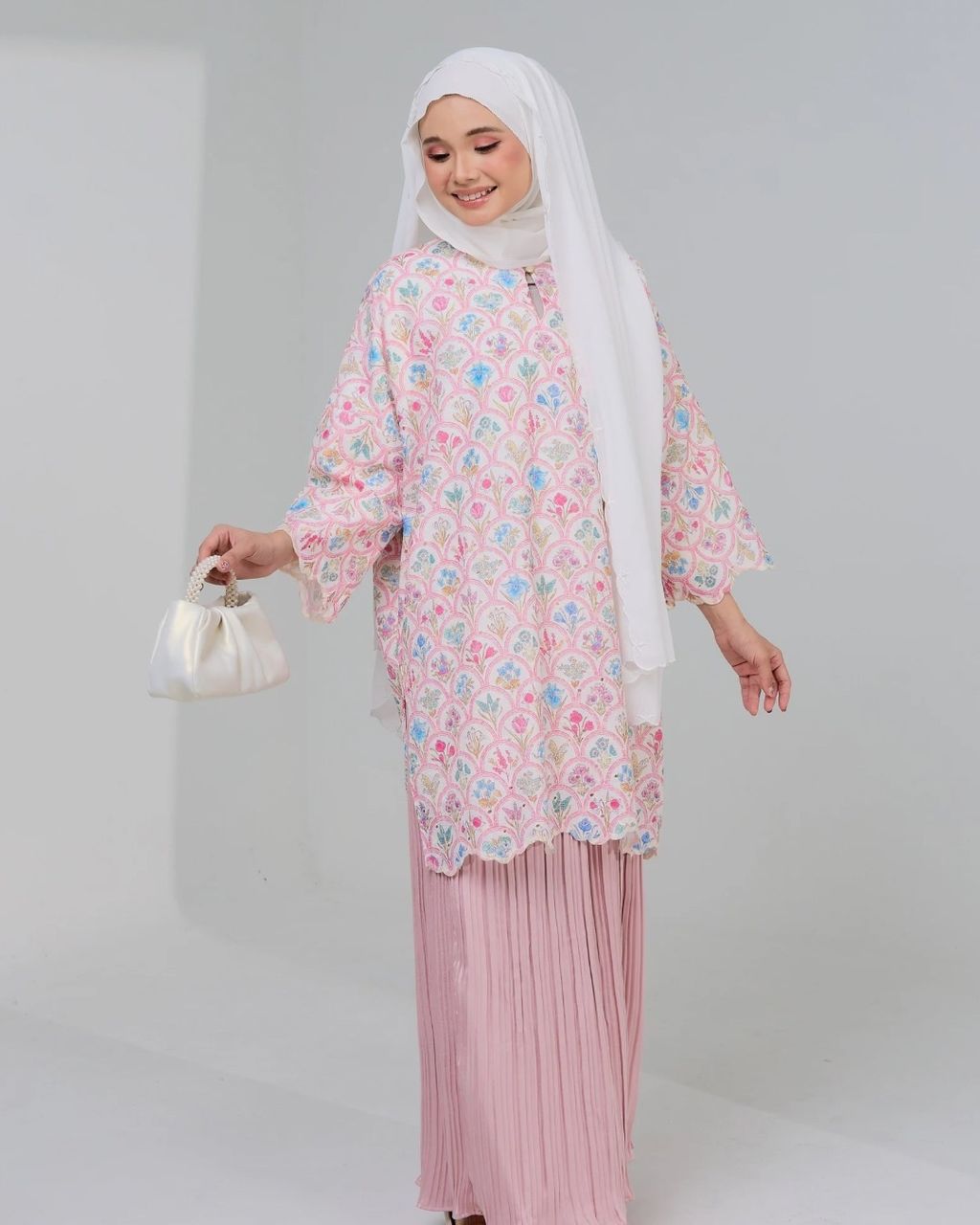 haura-wear-bulan-skirt-set-sulam-embroidery-pario-klasik-tradisional-mini kebaya-fabrik eyelet-raya-muslimah-long-sleeve-baju-skirt-kain-perempuan-baju-sepasang (5)