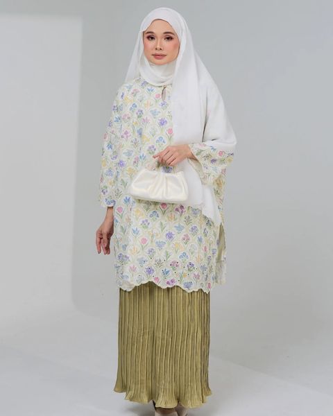 haura-wear-bulan-skirt-set-sulam-embroidery-pario-klasik-tradisional-mini kebaya-fabrik eyelet-raya-muslimah-long-sleeve-baju-skirt-kain-perempuan-baju-sepasang (15)